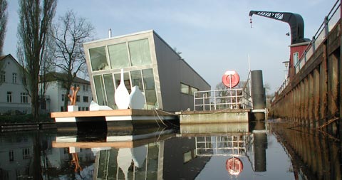 prefab-floating-houseboat