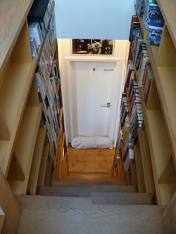 small-houses-storage-staircase