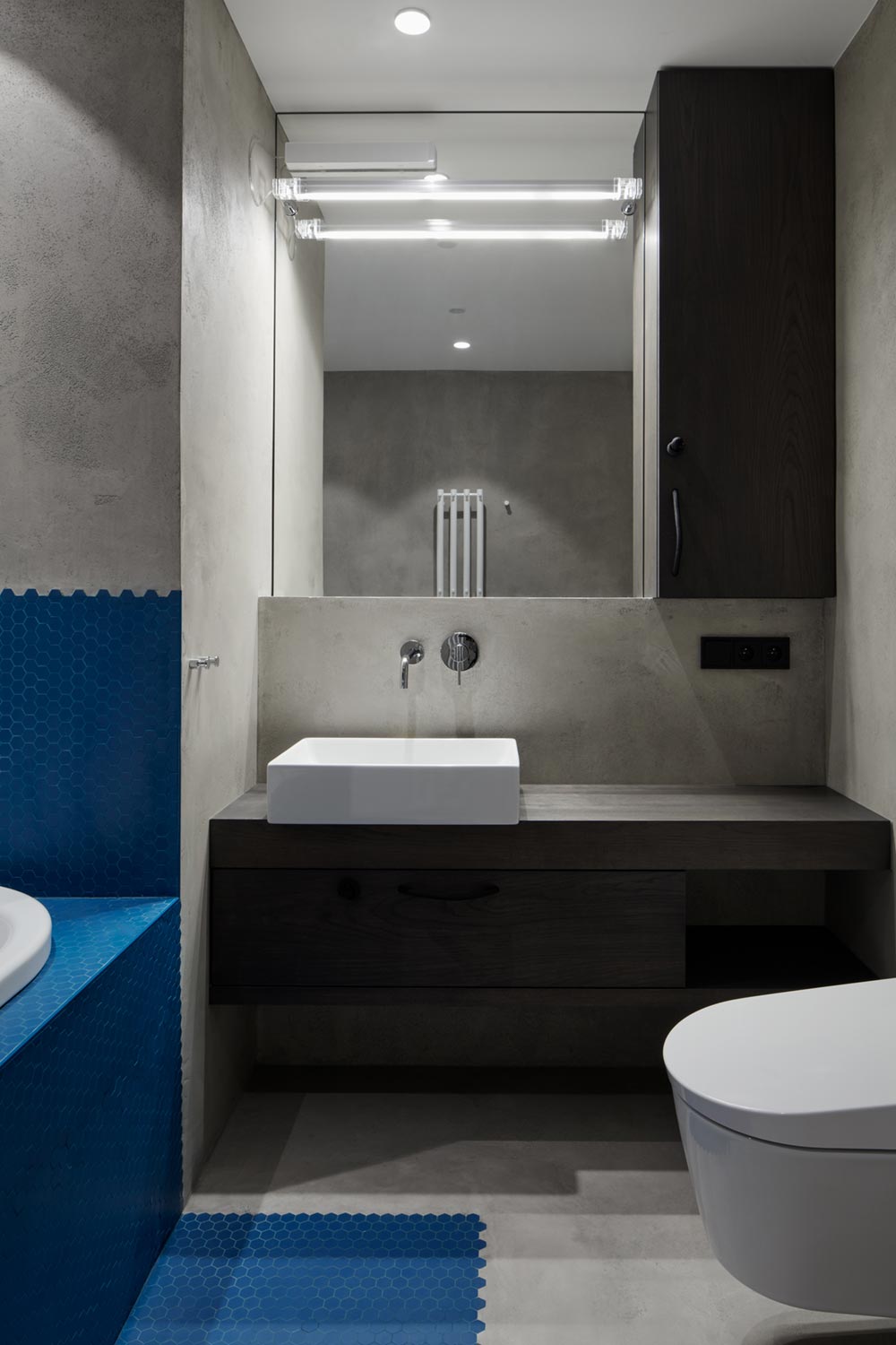 apartment design blue tile bathroom - Ovenecka Apartment