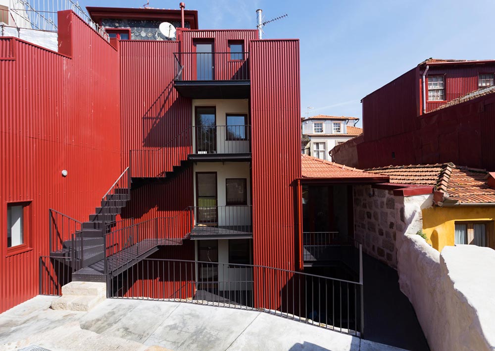 apartment renovation courtyard pg - Caldeireiros Houses