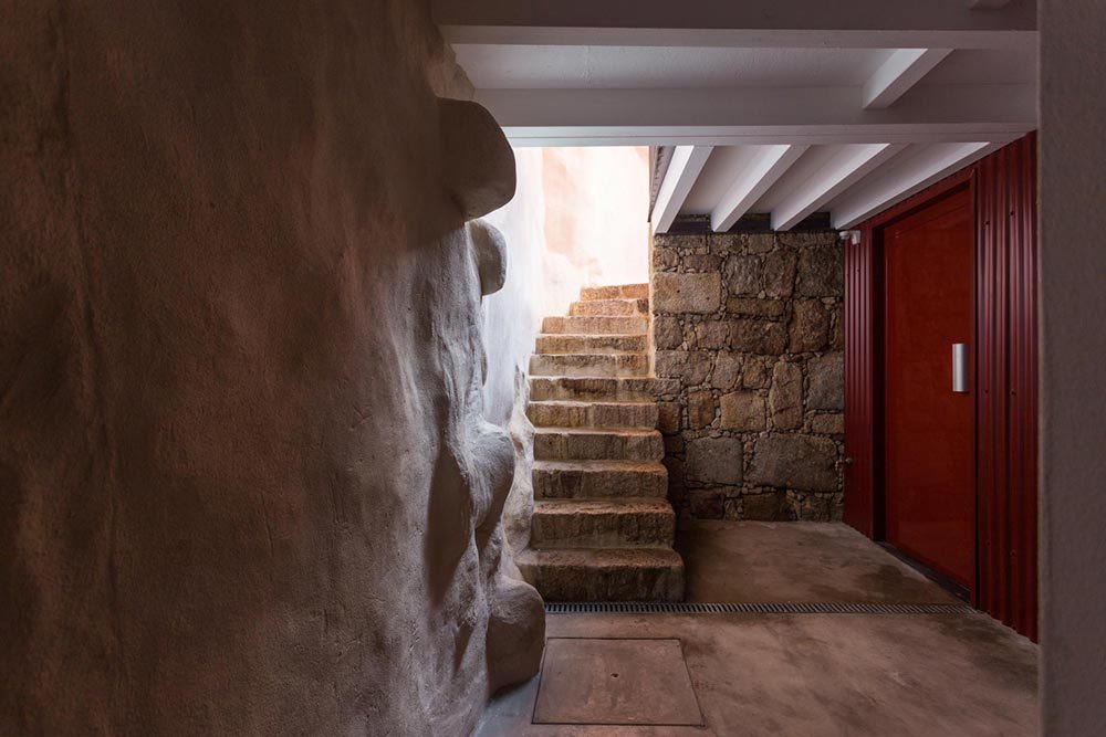 apartment renovation entry pg 1000x667 - Caldeireiros Houses