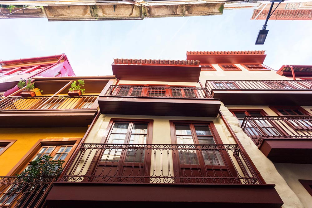 apartment renovation facade pg - Caldeireiros Houses