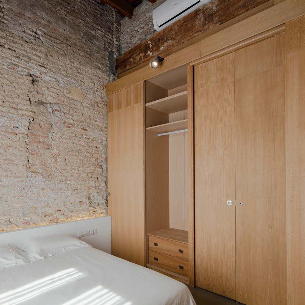 bedroom closet divider close - Apartment Musico Iturbi