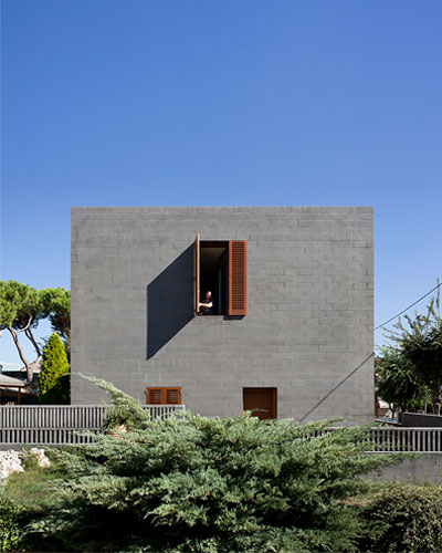 black-concrete-house-804