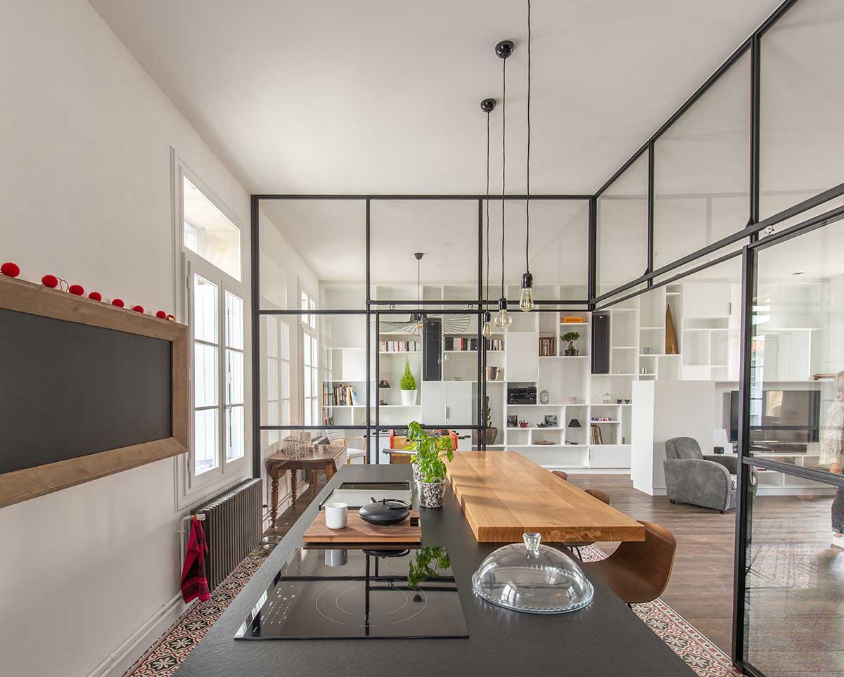 black kitchen island - SBL Apartment