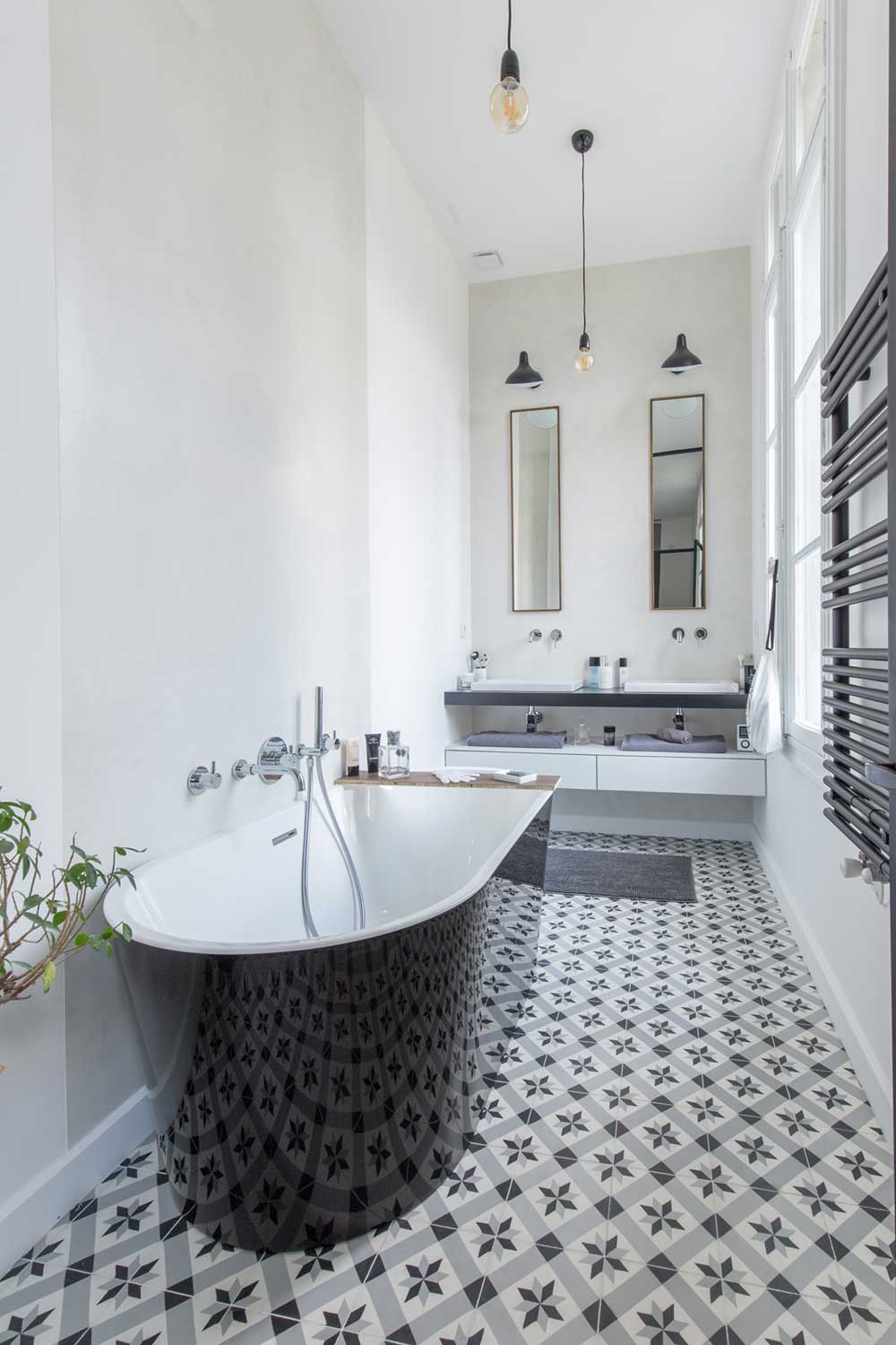 black white bathroom tiles - SBL Apartment