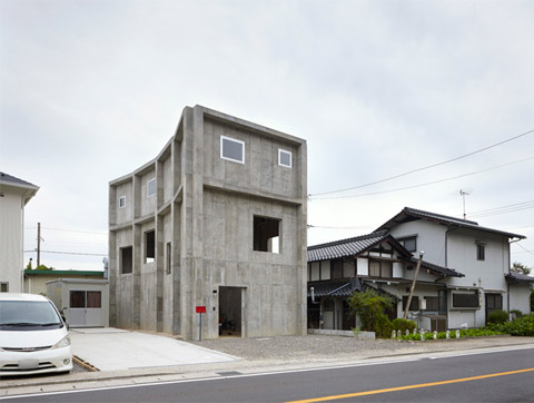 concrete-house-courtyard-yagi