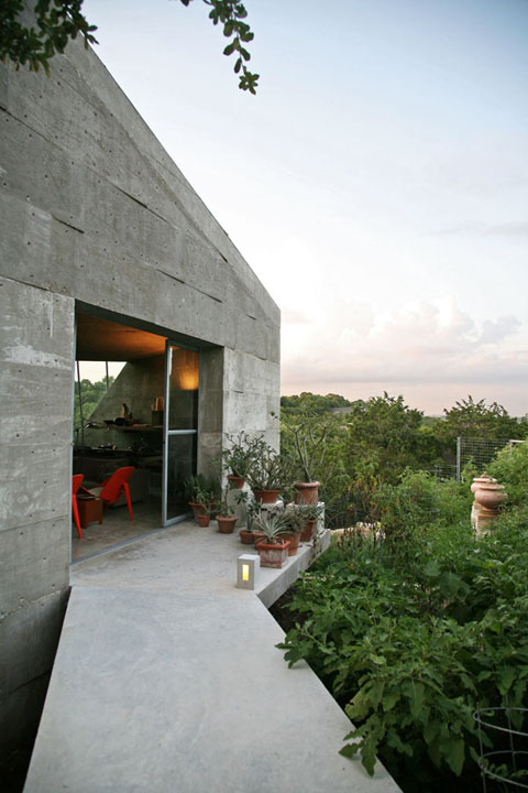 Concrete Studio: A Workspace for avid gardeners - Modern Architecture