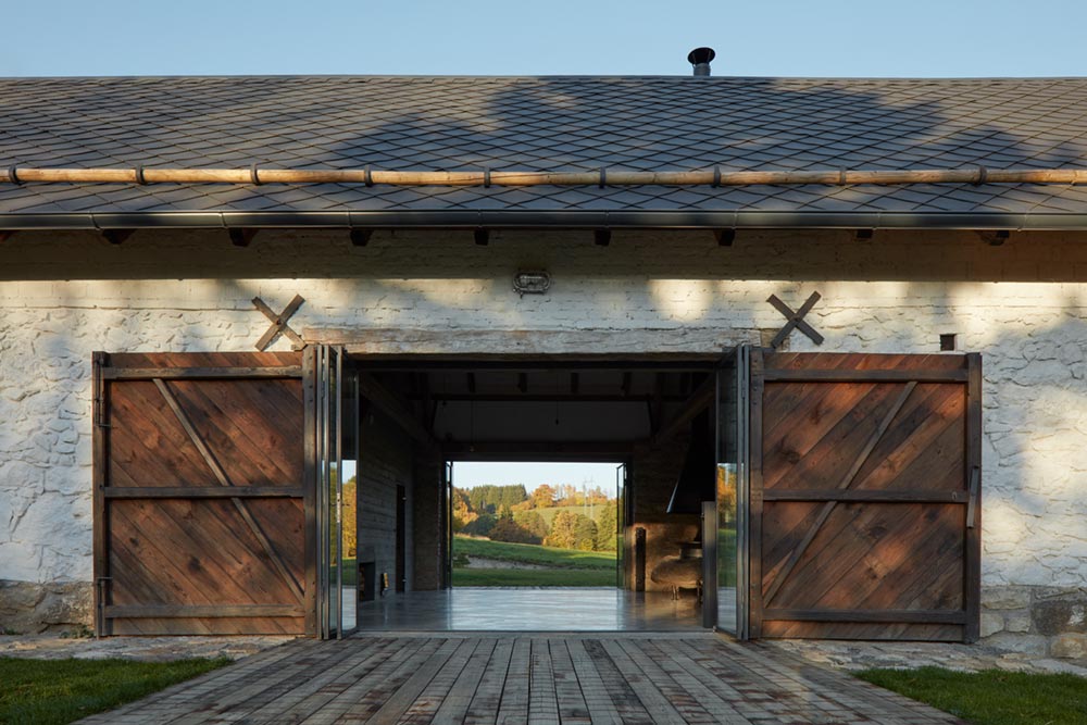 country house barn doors - Country House in South Bohemia