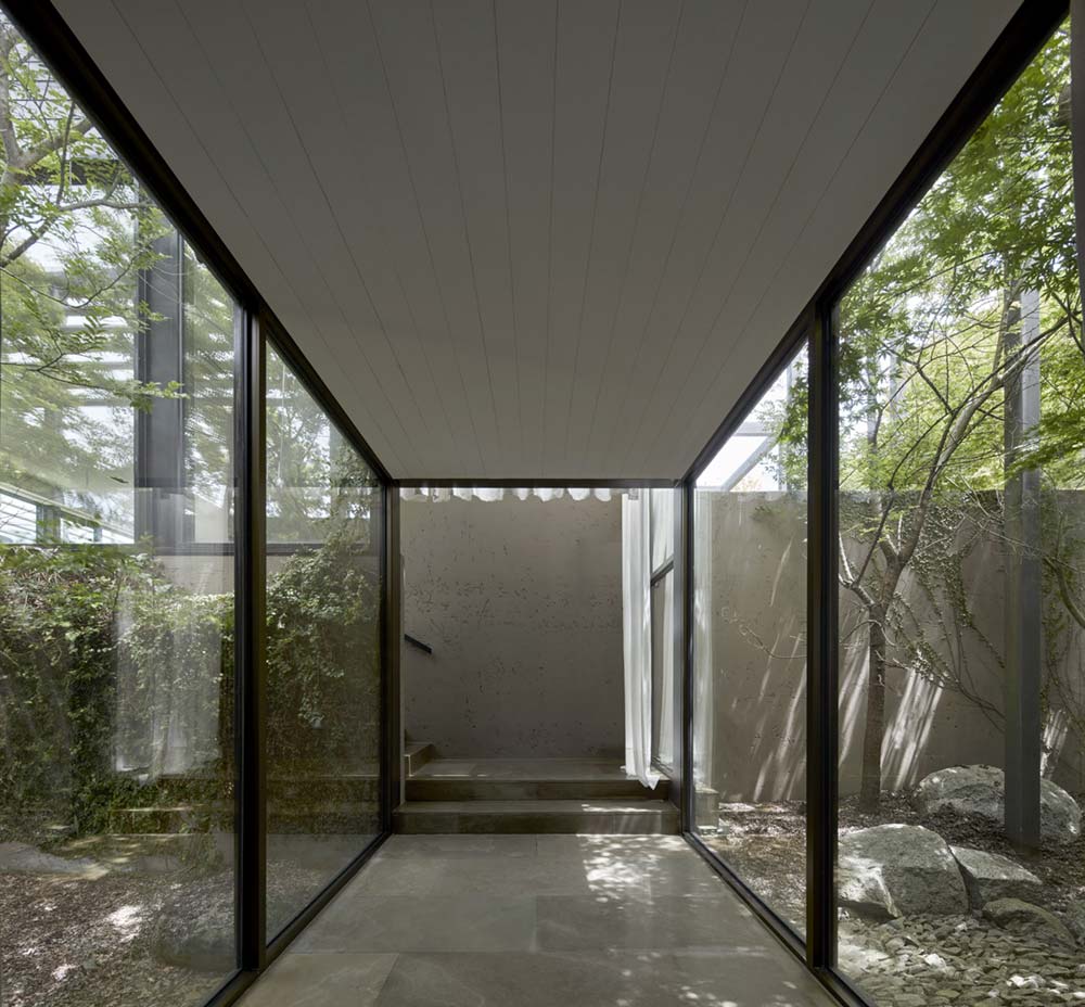 Coastal Home Sunken Wall Courtyard