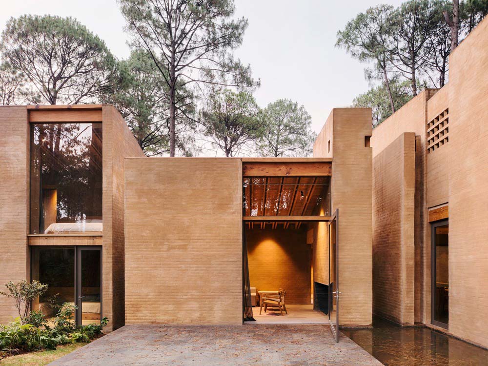 earth brick home design courtyard - Entre Pinos