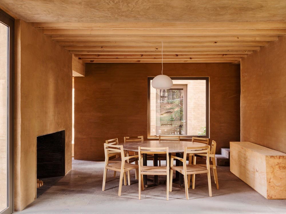 earth brick home design dining - Entre Pinos