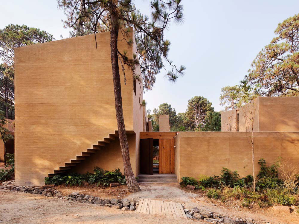 earth brick home design entry - Entre Pinos