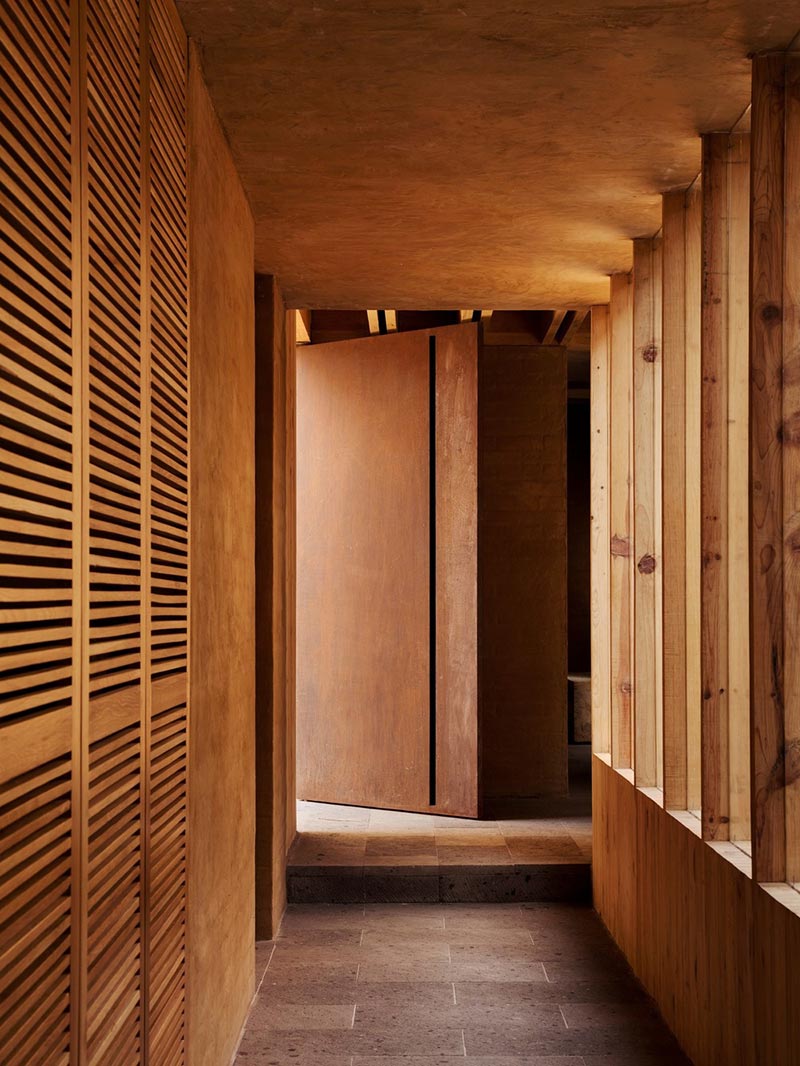 earth brick home design hallway - Entre Pinos