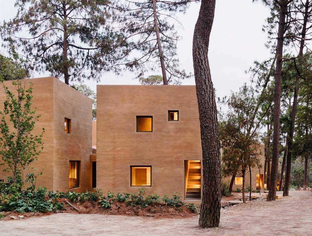 earth brick home design windows - Entre Pinos