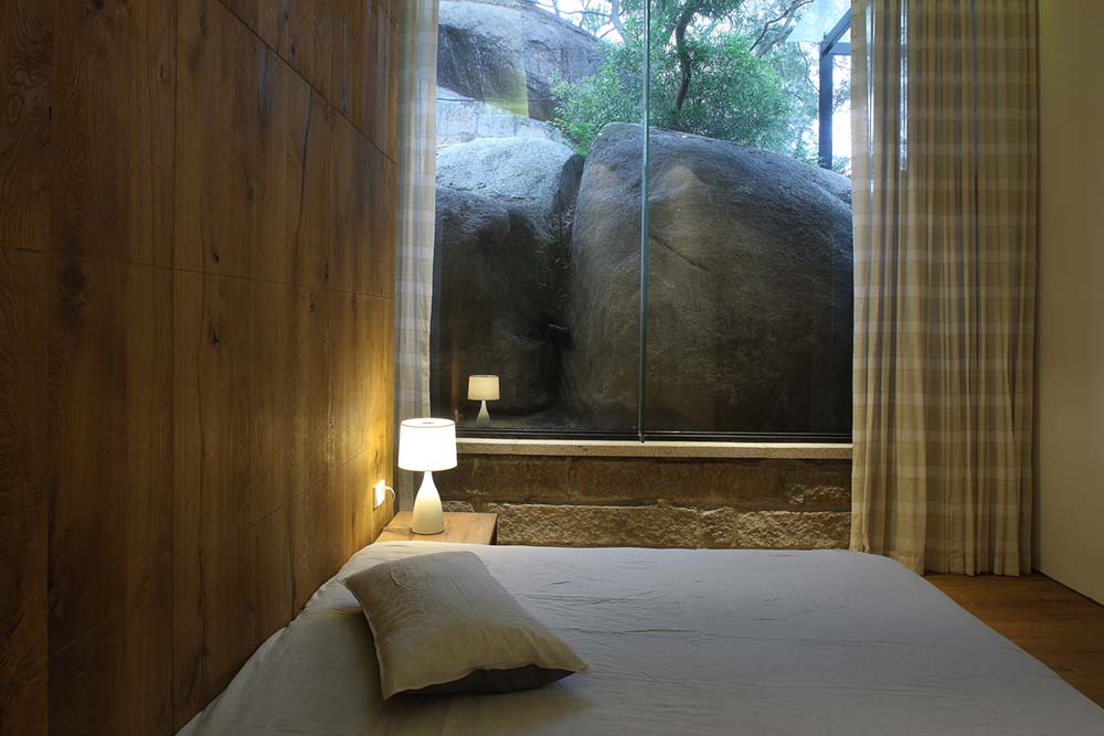 Minimalist Bedroom Design with Massive Rock View