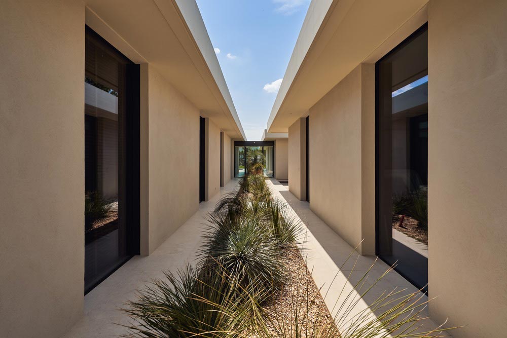 hillside country house design plants - MaisonP Residence