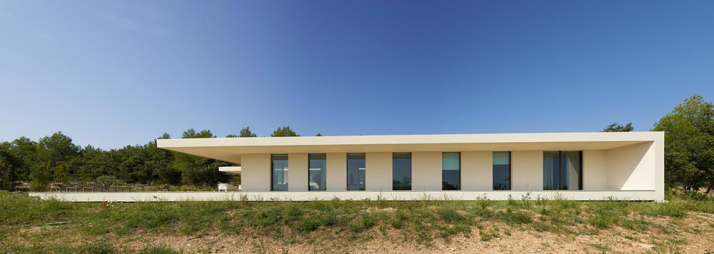 hillside country house design side - MaisonP Residence