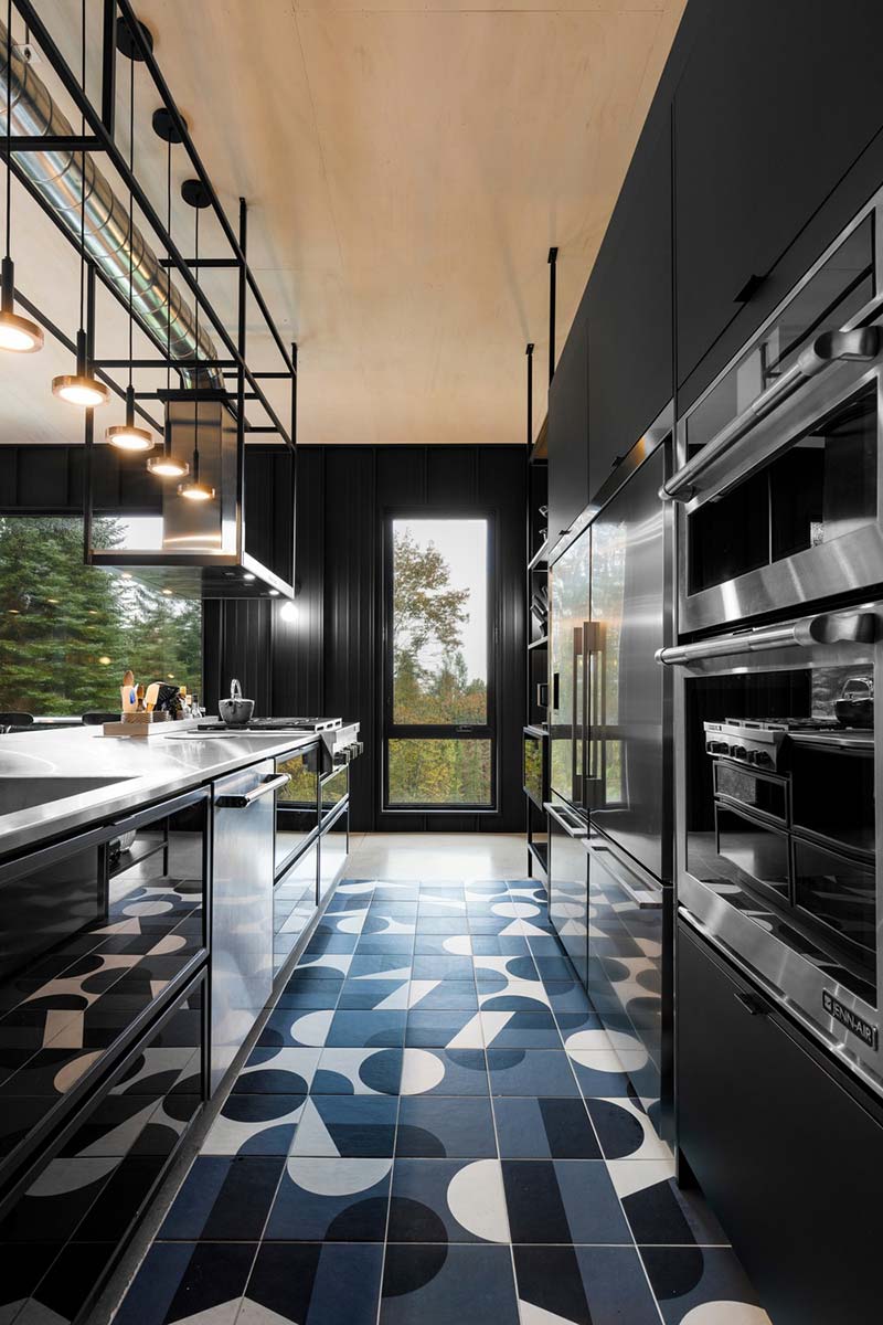 hillside home kitchen tile design tux - Abercorn Chalet