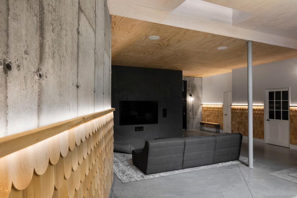 hillside home lounge design tux - Abercorn Chalet