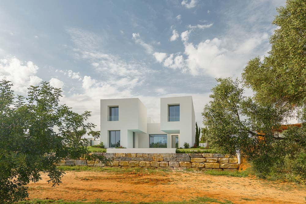 inner courtyard home ca - Between Two White Walls