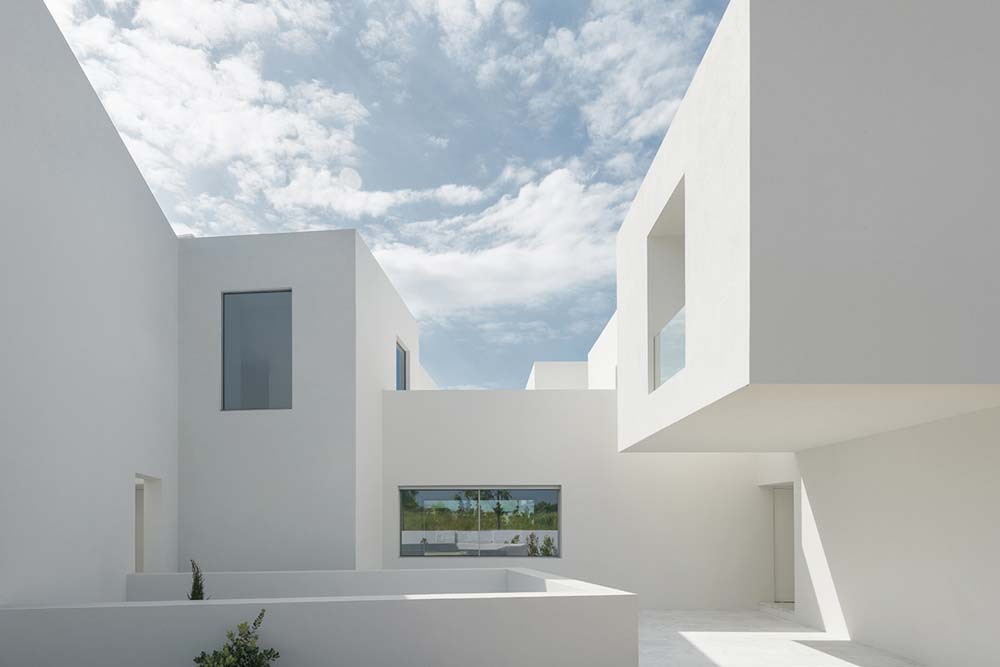 inner courtyard home ca2 - Between Two White Walls