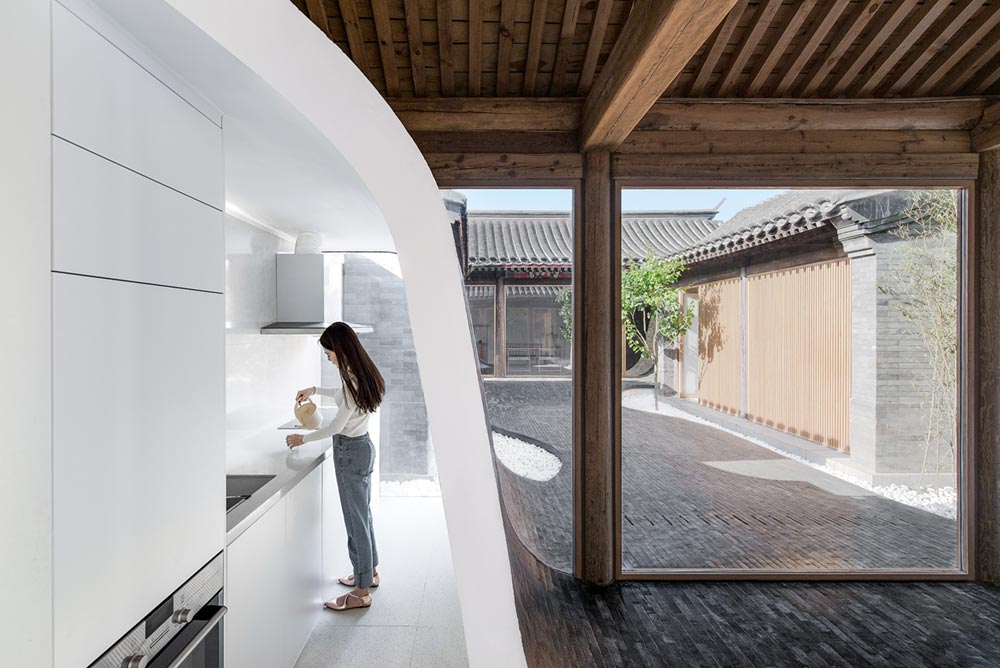 inner courtyard home kitchen design - Twisting Courtyard