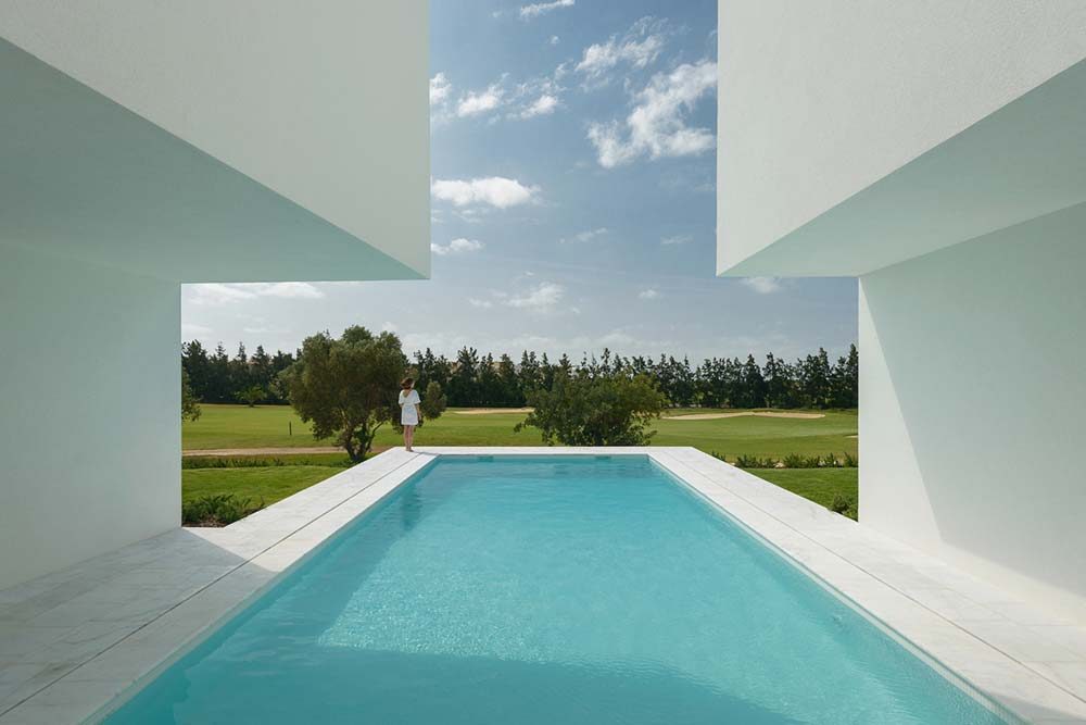 inner courtyard home pool ca 1000x667 - Between Two White Walls