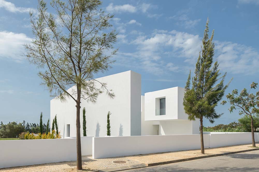 inner courtyard home side ca - Between Two White Walls