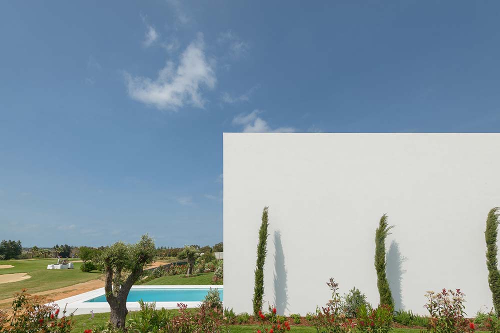 inner courtyard home white ca - Between Two White Walls