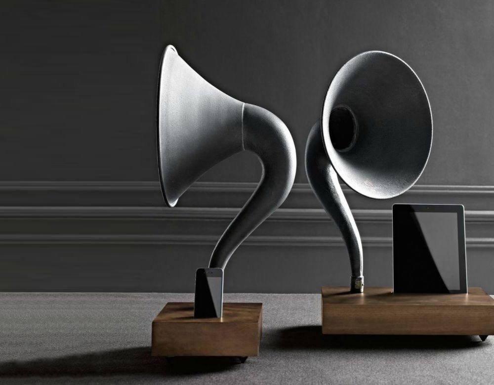 iphone speakers gramophone 0 1000x779 - Desktop Gramophone: Antique speakers for the digital age