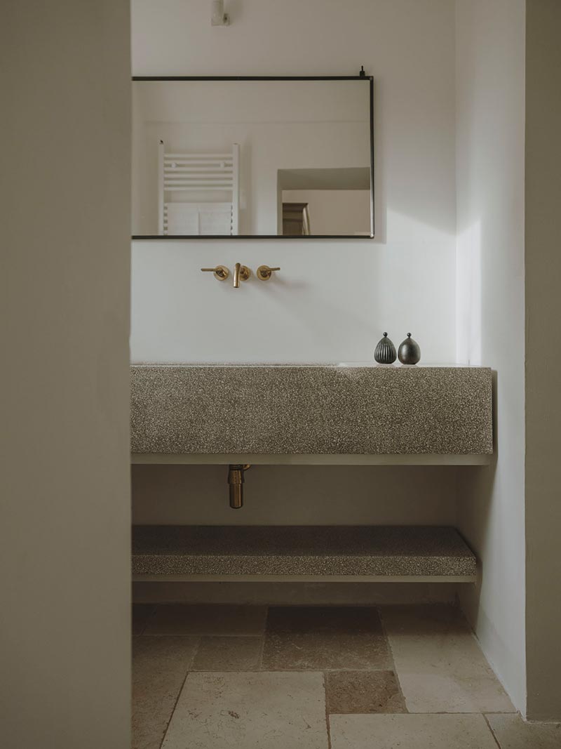 italian villa bathroom design at - Villa Castelluccio