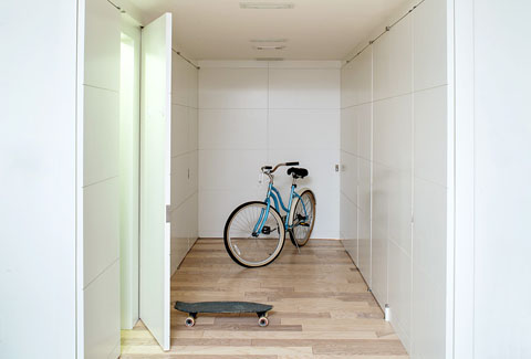 Modern Apartment: Small, Colorful & Iconic modern-apartment-design-dla8