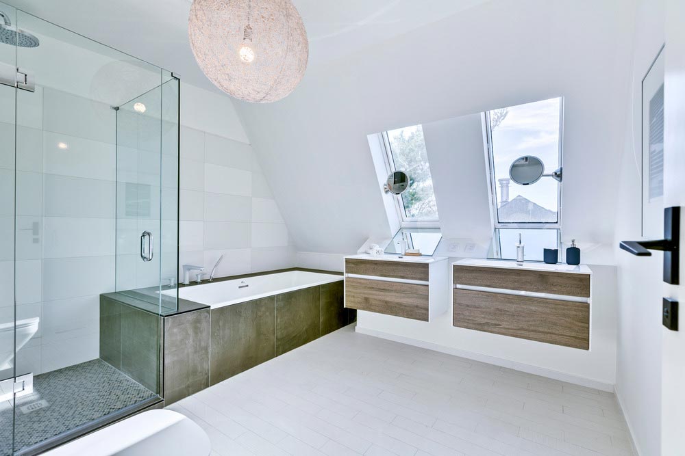 modern beach house bathroom ca - 1905 Beach House Sustainable Reinvention