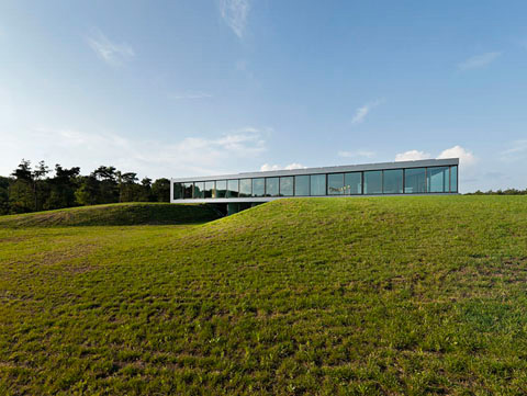 modern bridge house 1 - Bridge House: connecting nature and architecture