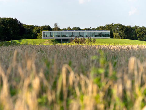 modern bridge house 2 - Bridge House: connecting nature and architecture