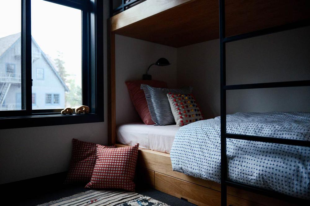 modern cabin bunk beds design cw - Alpine Noir Chalet
