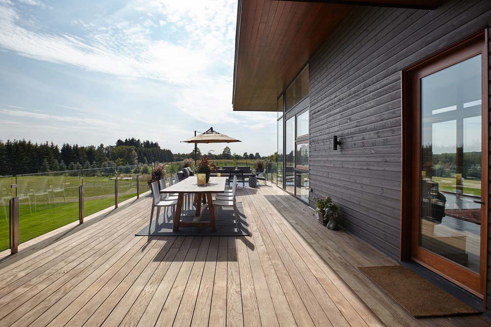 modern country home deck design - Stouffville Residence