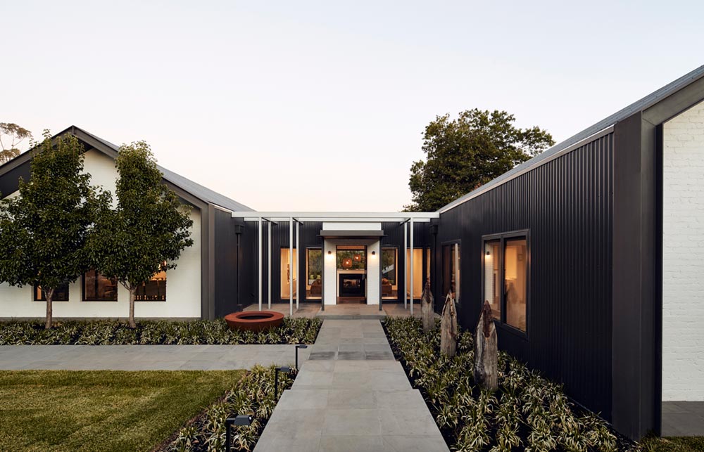 modern country home design facade arb - House in Silhouette