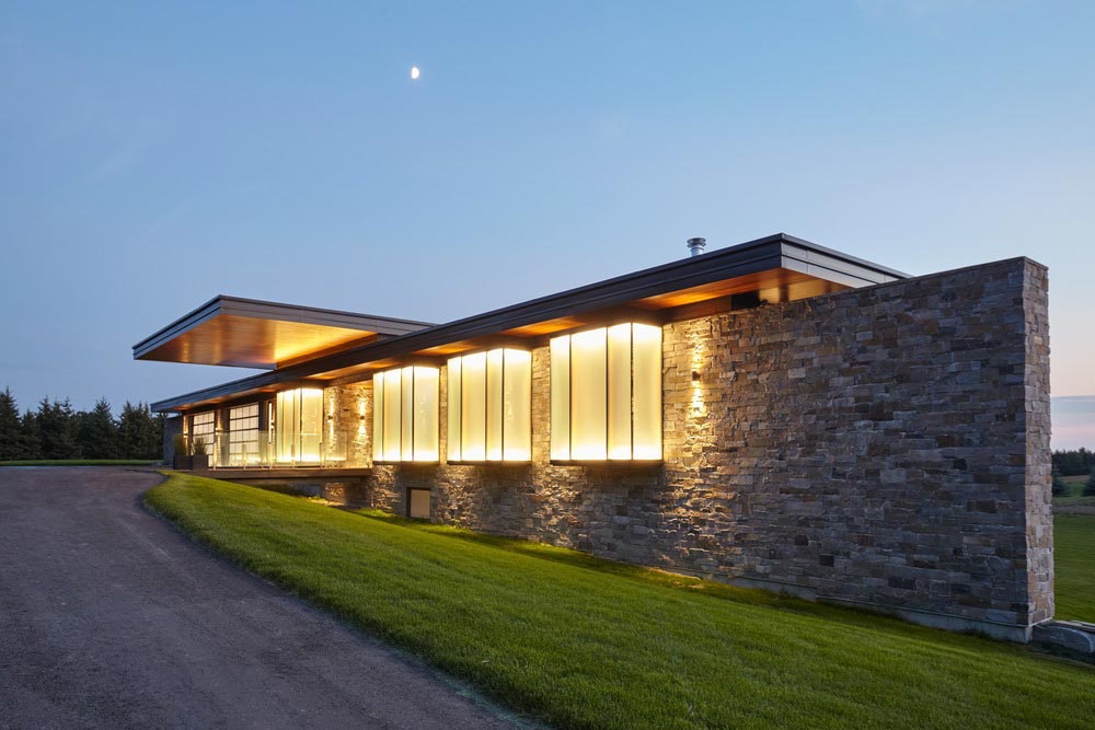modern country home design side - Stouffville Residence