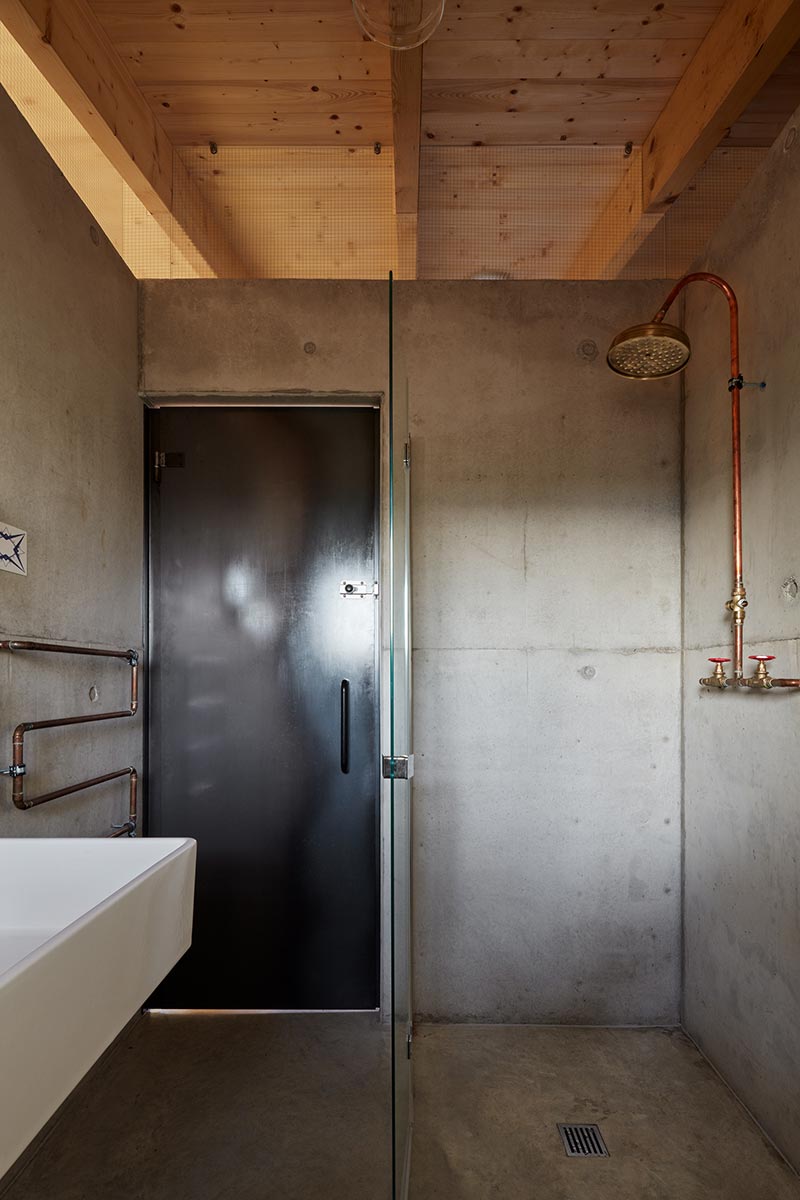 modern country house shower design ma - House Behind a Wall