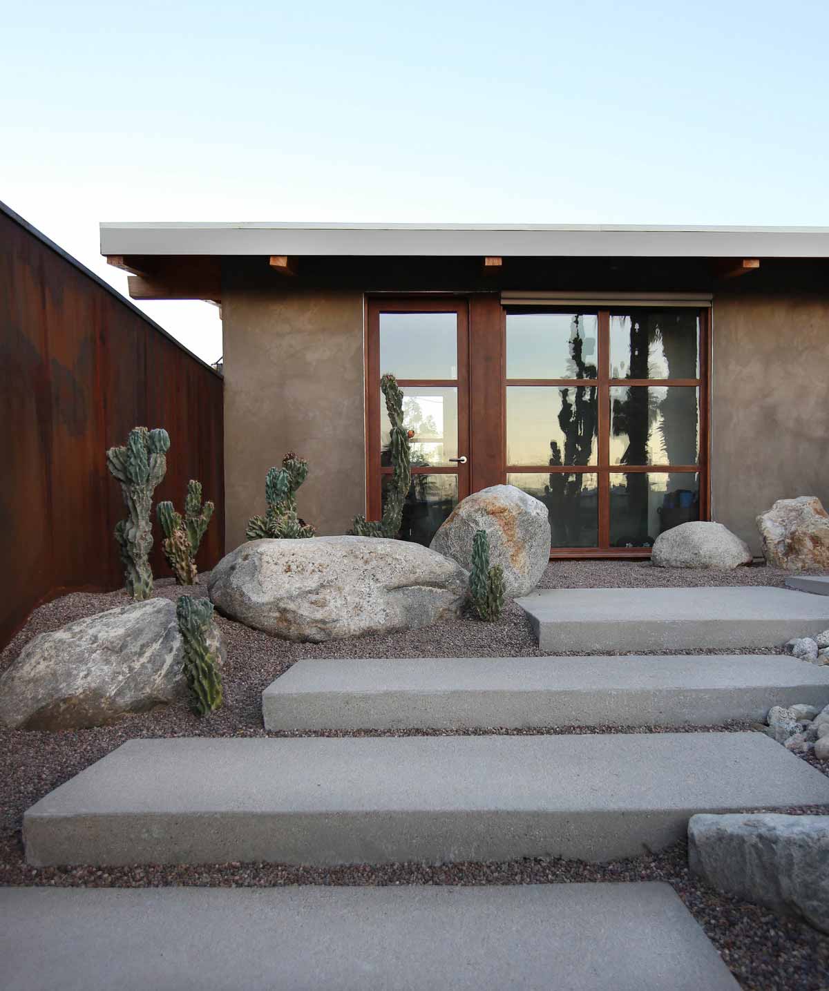 modern desert house courtyard hmh - Chino Canyon House