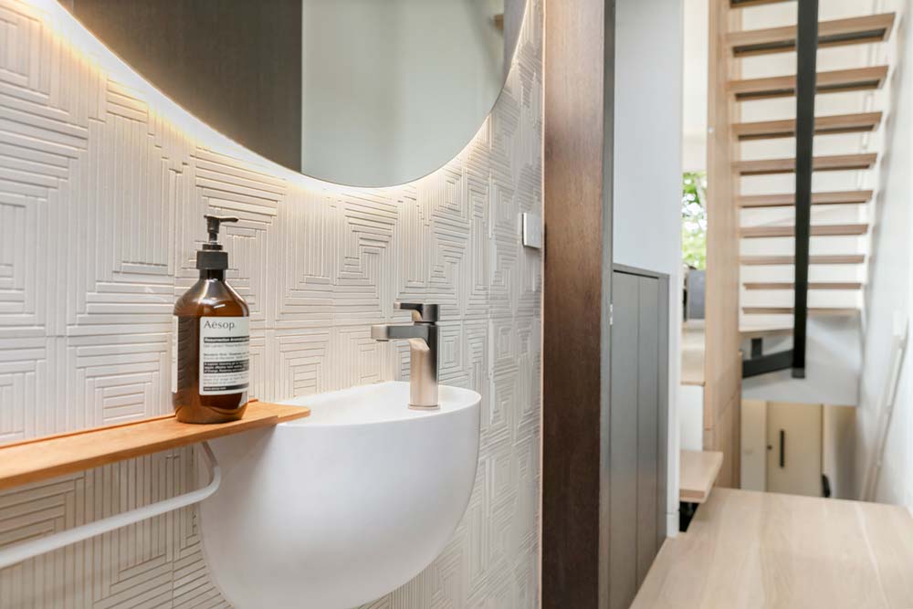 modern family home toilet - Port Melbourne Residence