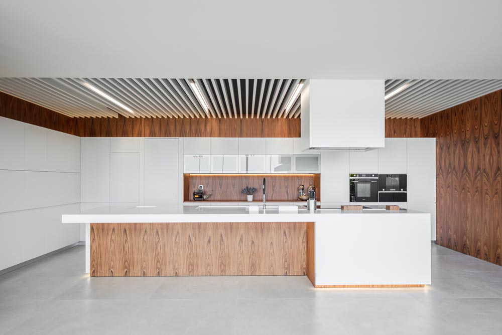 modern hillside home kitchen design ta - Fraiao House