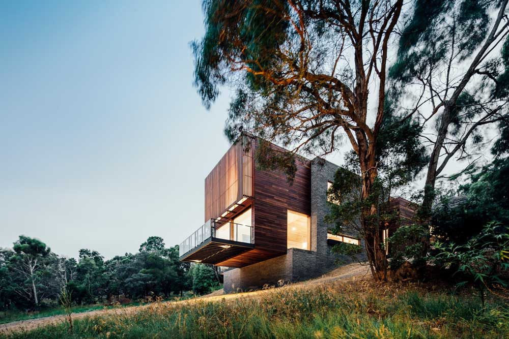 modern hillside house side 1000x667 - Invermay House