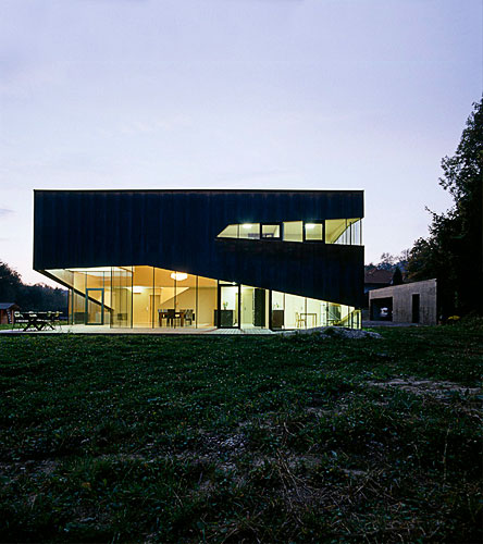 modern house austria - Ecker Abu Zahra Honighaus: an Edward Scissorhands’ sculpture?