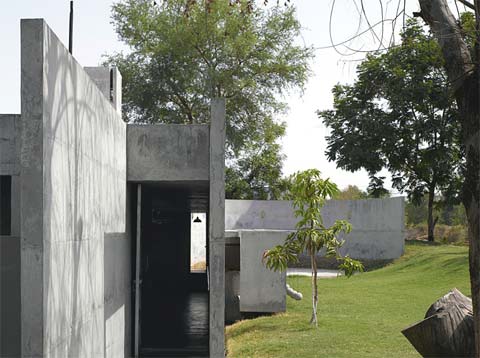 modern house india balls 9 - The House with Balls: surrounded by fish and concrete