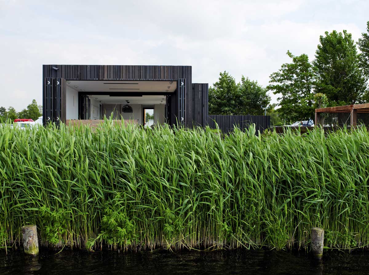 modern-houseboat-pb9