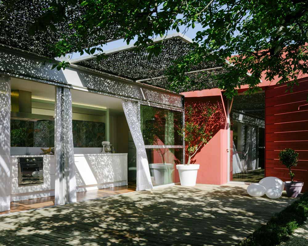 modern kitchen courtyard design - GOM House