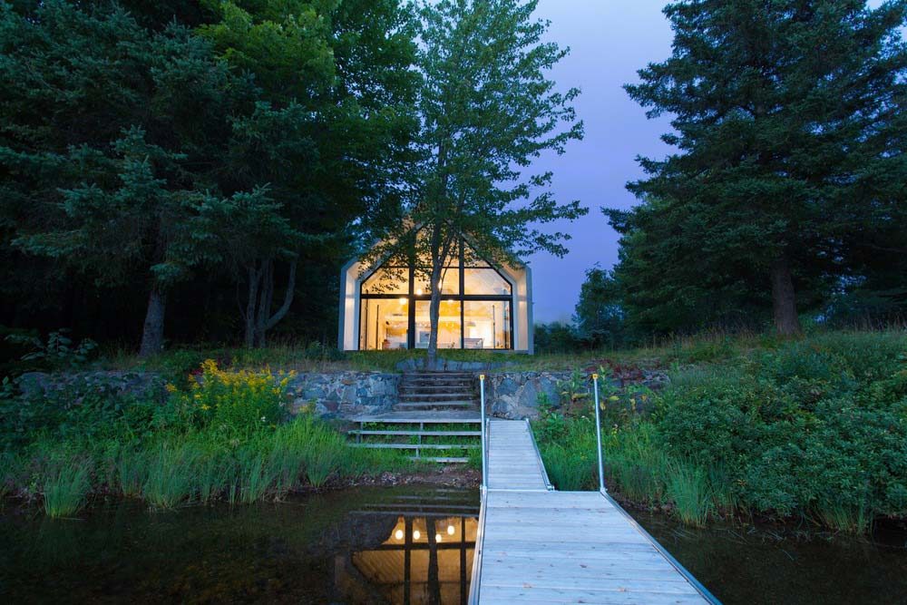 modern lake cottage design 1000x667 - Window on the Lake